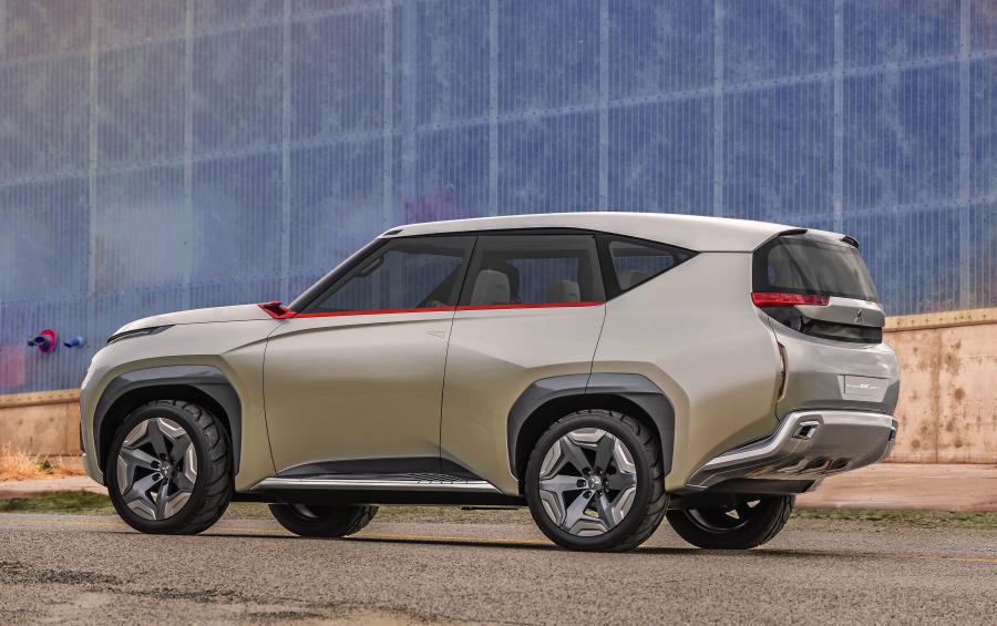  Mitsubishi Concept GC-PHEV 2015 года  (фото 2 из 31)